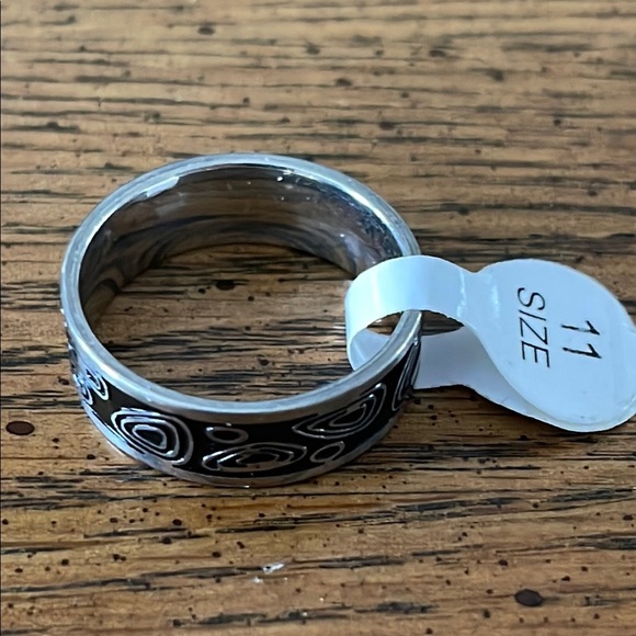Black and Silver Patterned Ring - Picture 2 of 2
